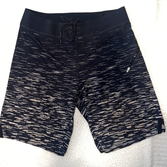 LULULEMON El Current 11" shorts Swim Trunks. - Picture 2 of 6